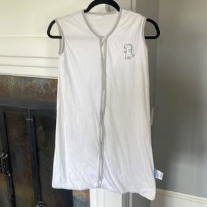 100% Cotton Sleeping Sack in white. 2-way zipper close. Size XL=18-24 months.